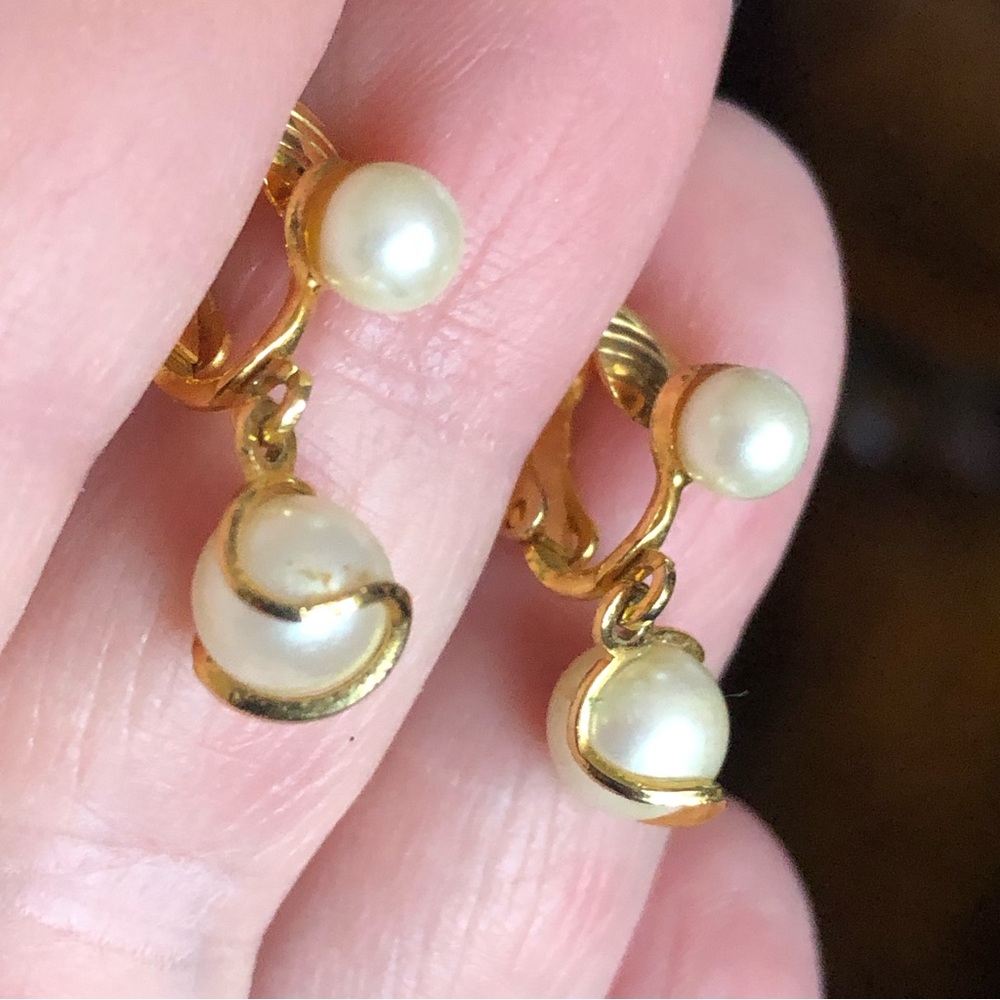 Vintage 80s faux creamy Pearl dangle minimalist elegant clip on earrings